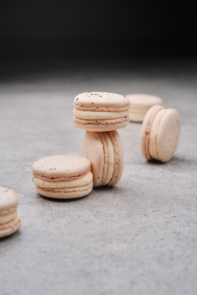 white choc macaron min