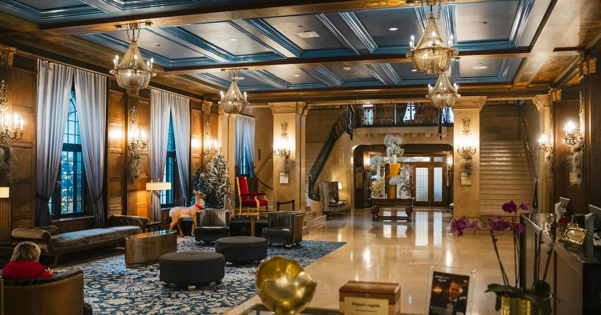 Luxurious hotel lobby in Québec, Canada featuring elegant decor and grand chandeliers.